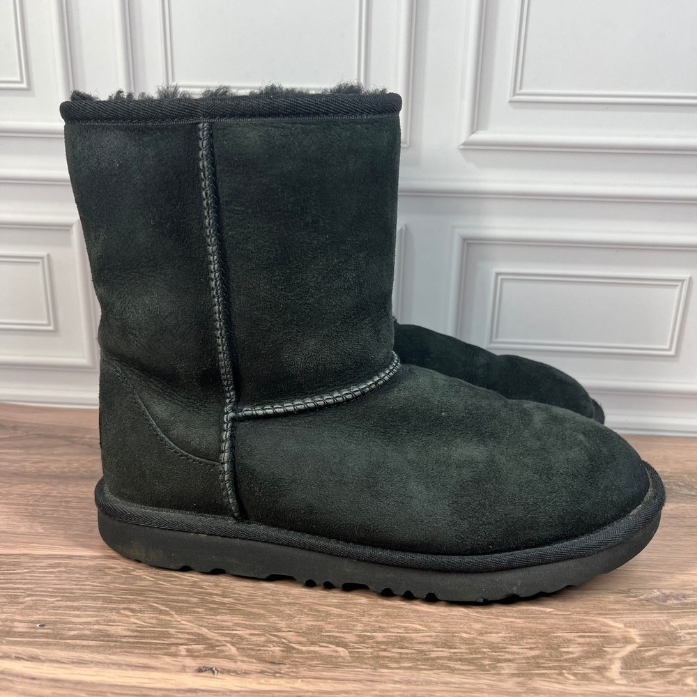 UGG Classic Short II Boots Women Black Suede Sheepskin 1017703K Size 6 - Picture 2 of 16